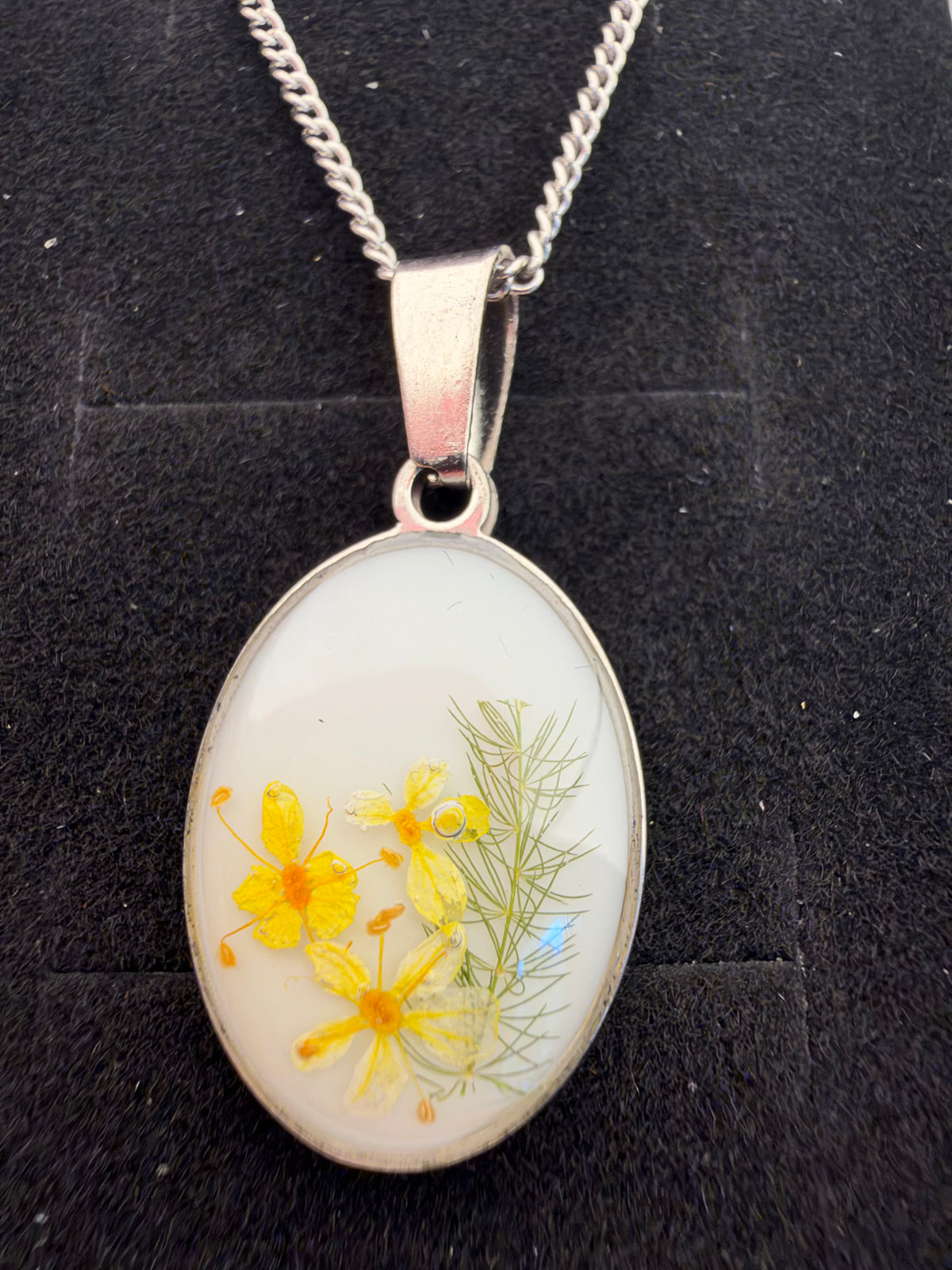 Gult blomstersmykke