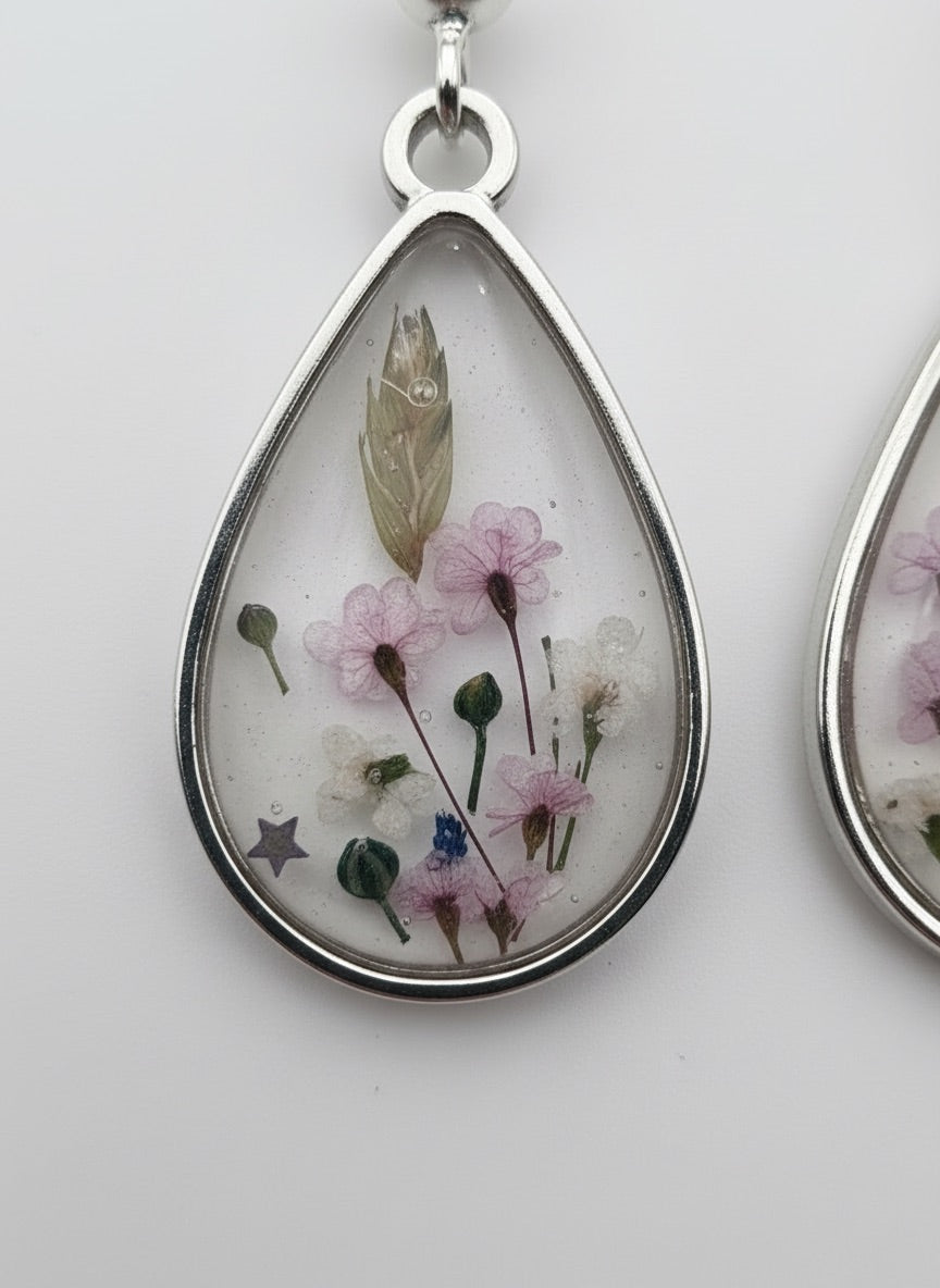 Håndlagde blomsterøreringer