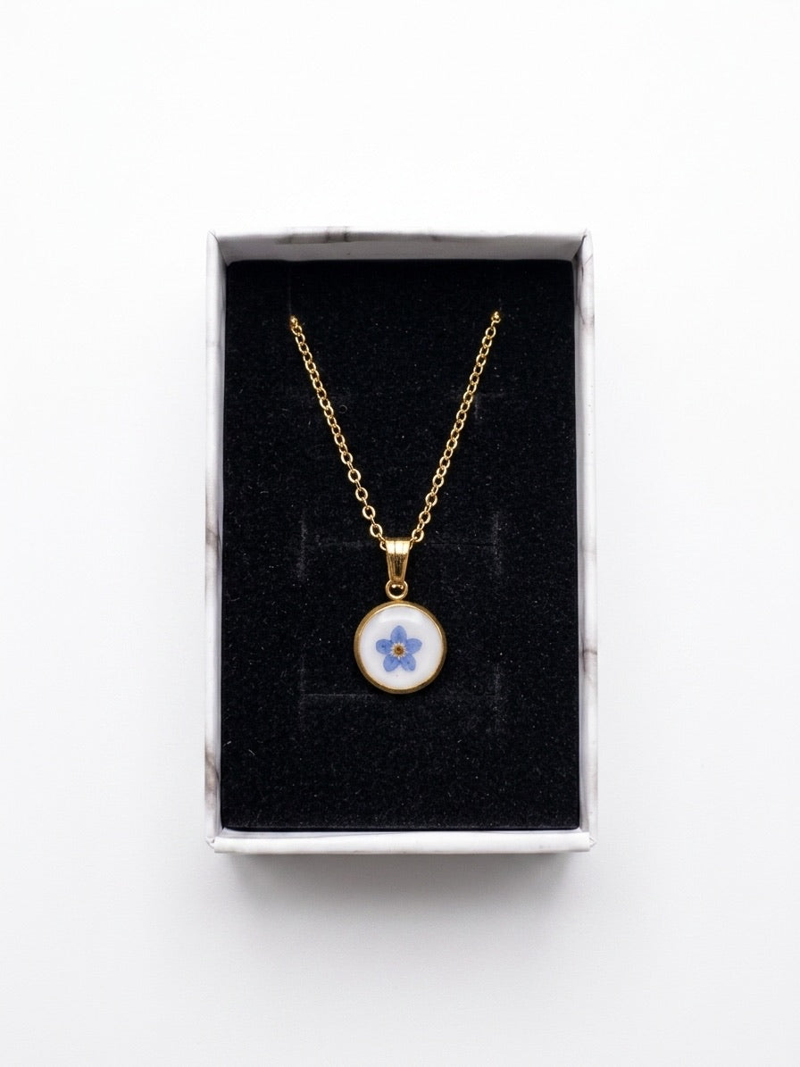 Necklace with forget-me-not