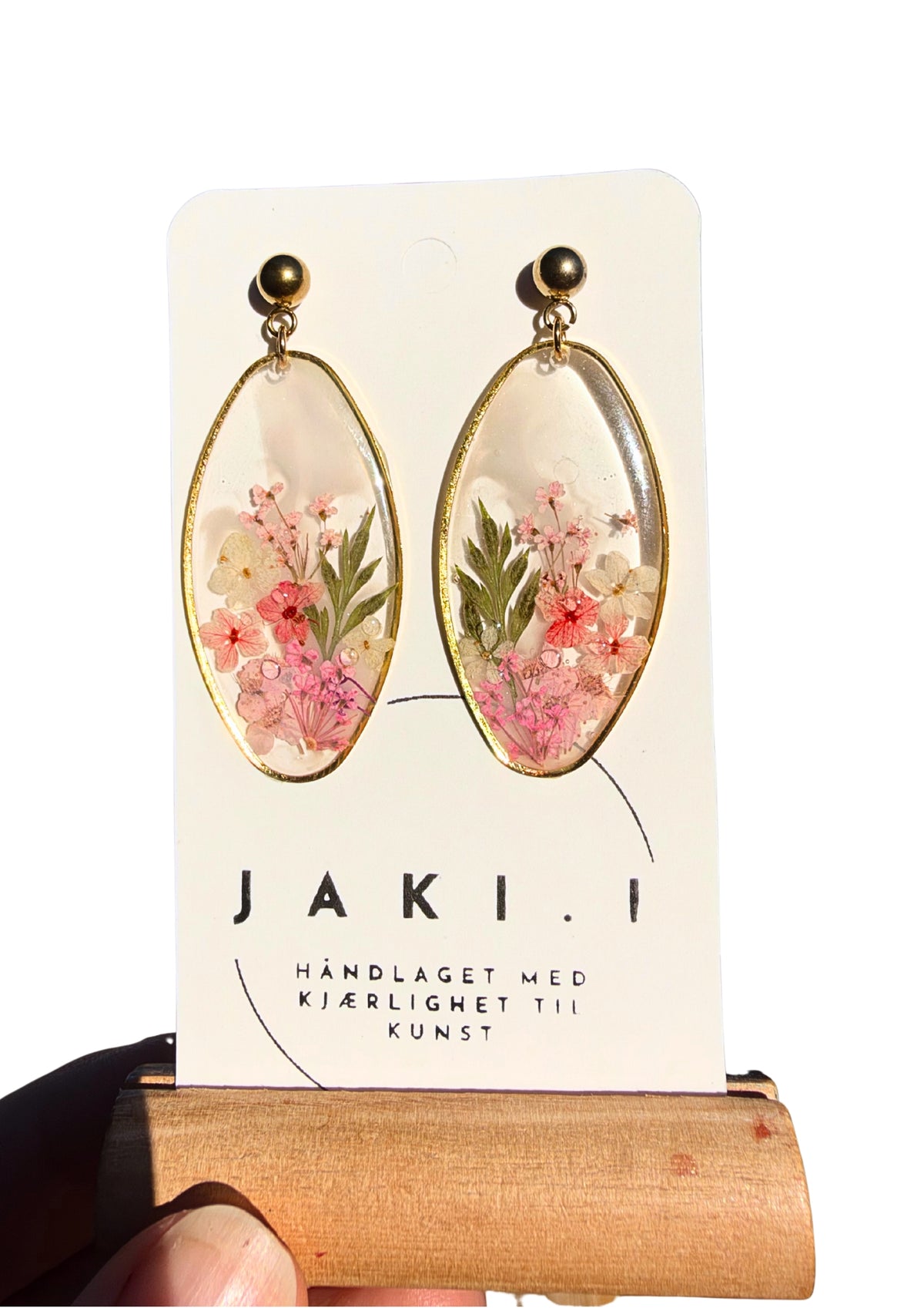 Statement floral earrings: dreamy pink
