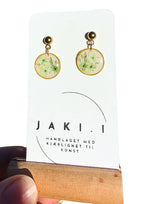 Floral earrings: milkshake green