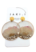 Statement earrings: rose