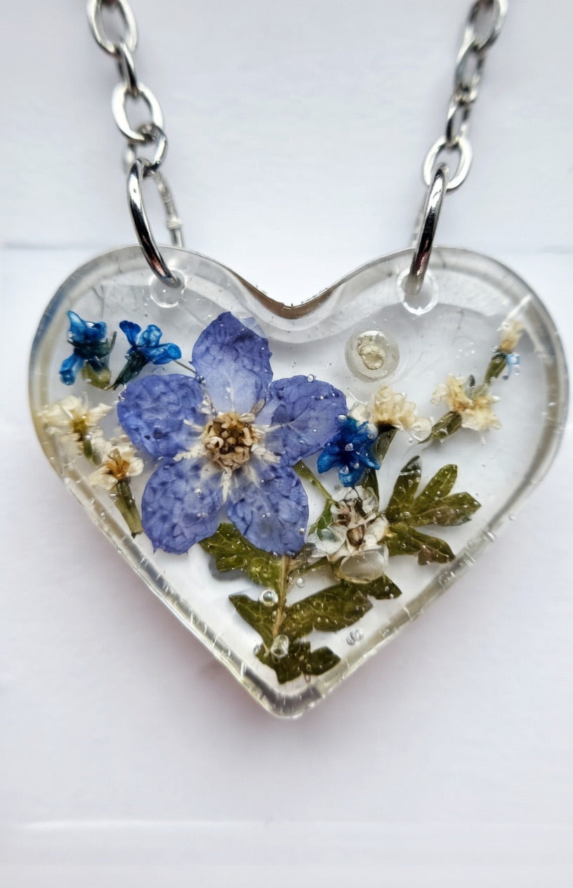 Håndlaget blomsterhalskjede