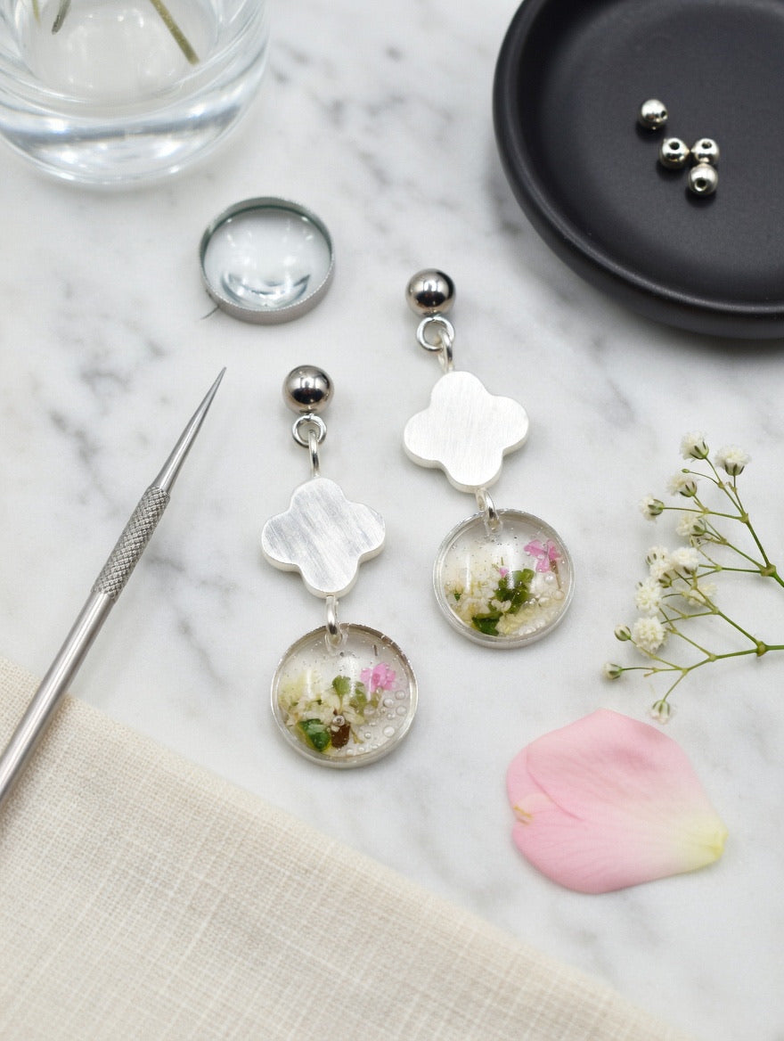 Håndlagde blomsterøreringer
