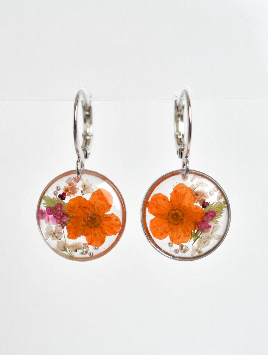 Håndlagde blomsterøreringer