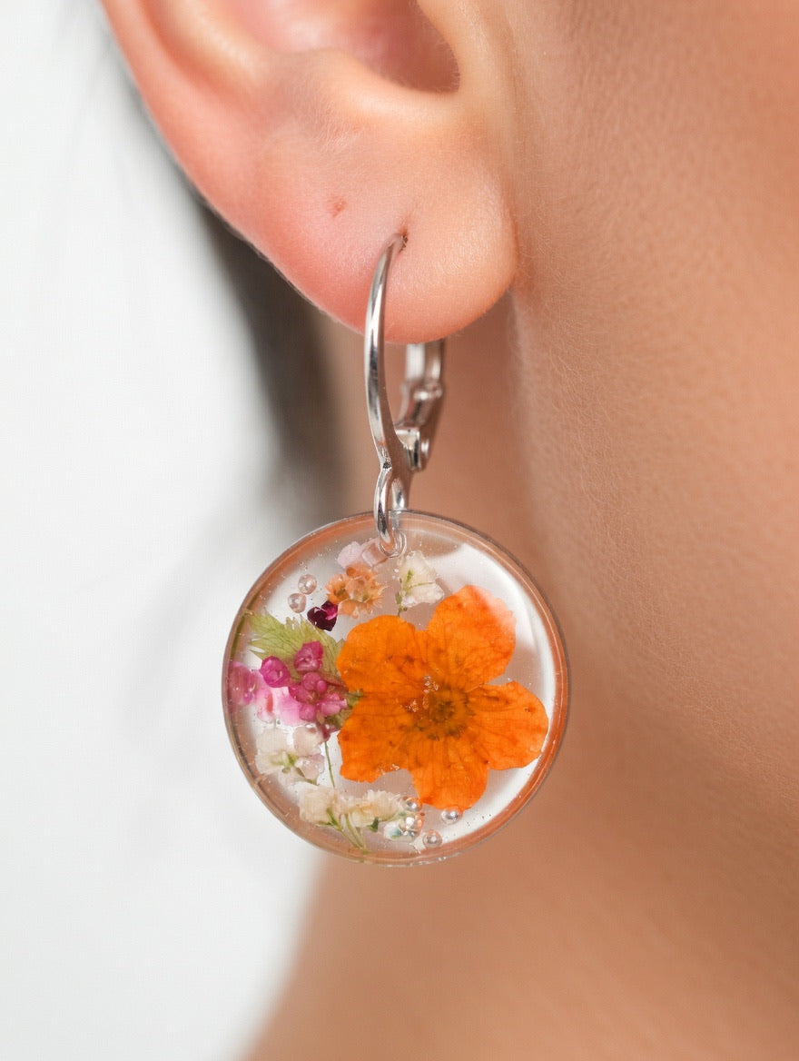 Håndlagde blomsterøreringer