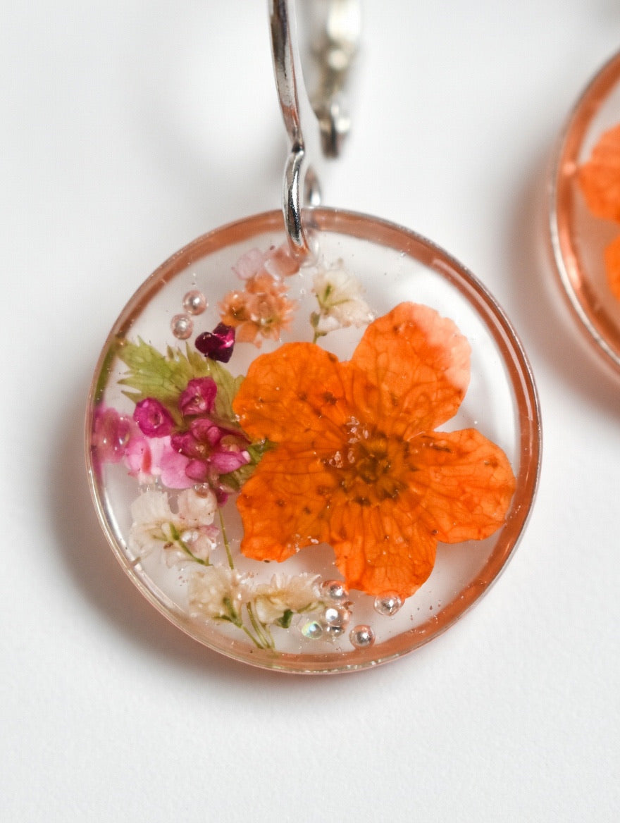 Håndlagde blomsterøreringer