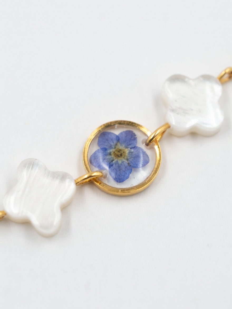 Håndlaget blomsterarmbånd
