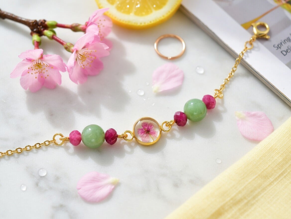 Håndlaget blomsterarmbånd