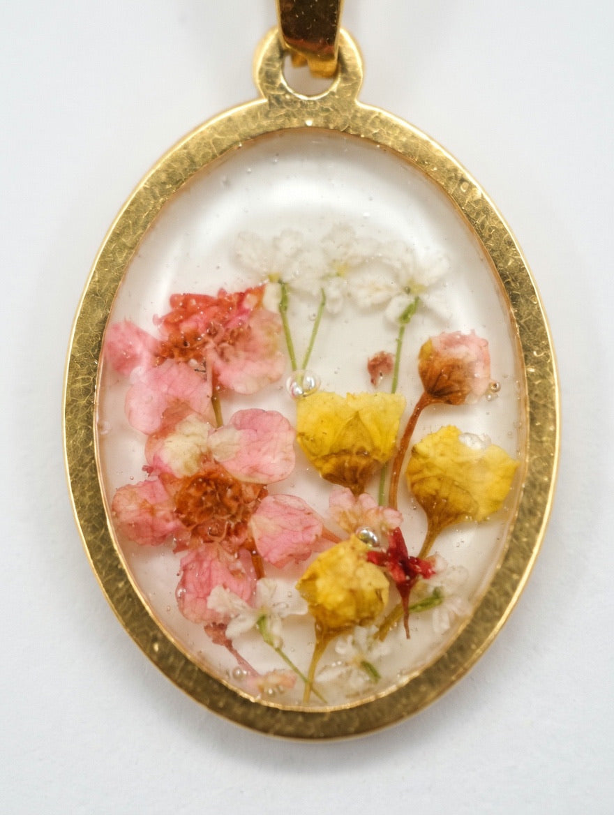 Håndlaget blomsterkjede
