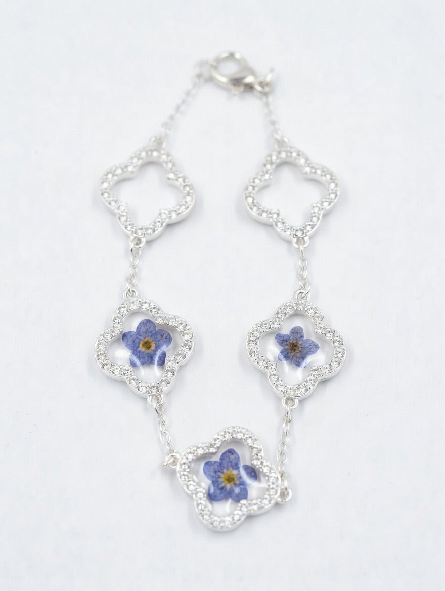 Håndlaget blomsterarmbånd