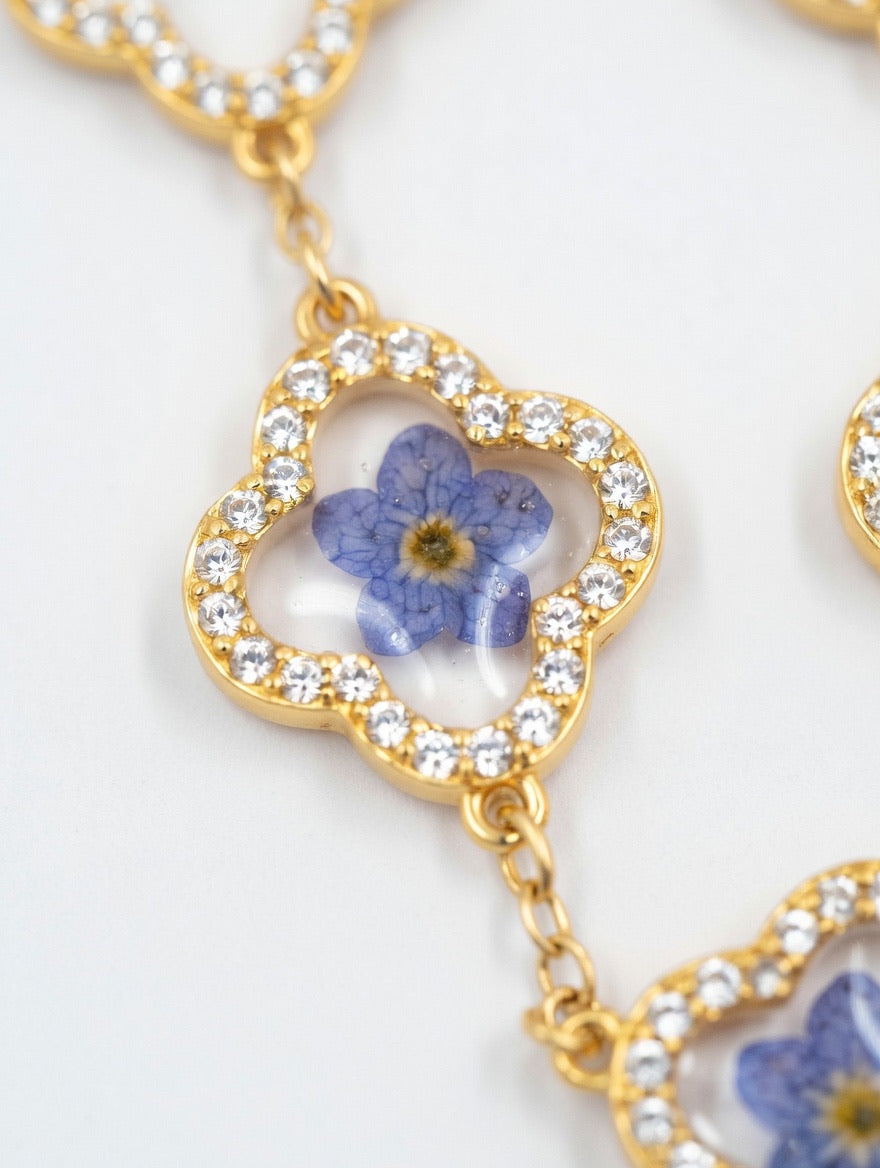 Håndlaget blomsterarmbånd