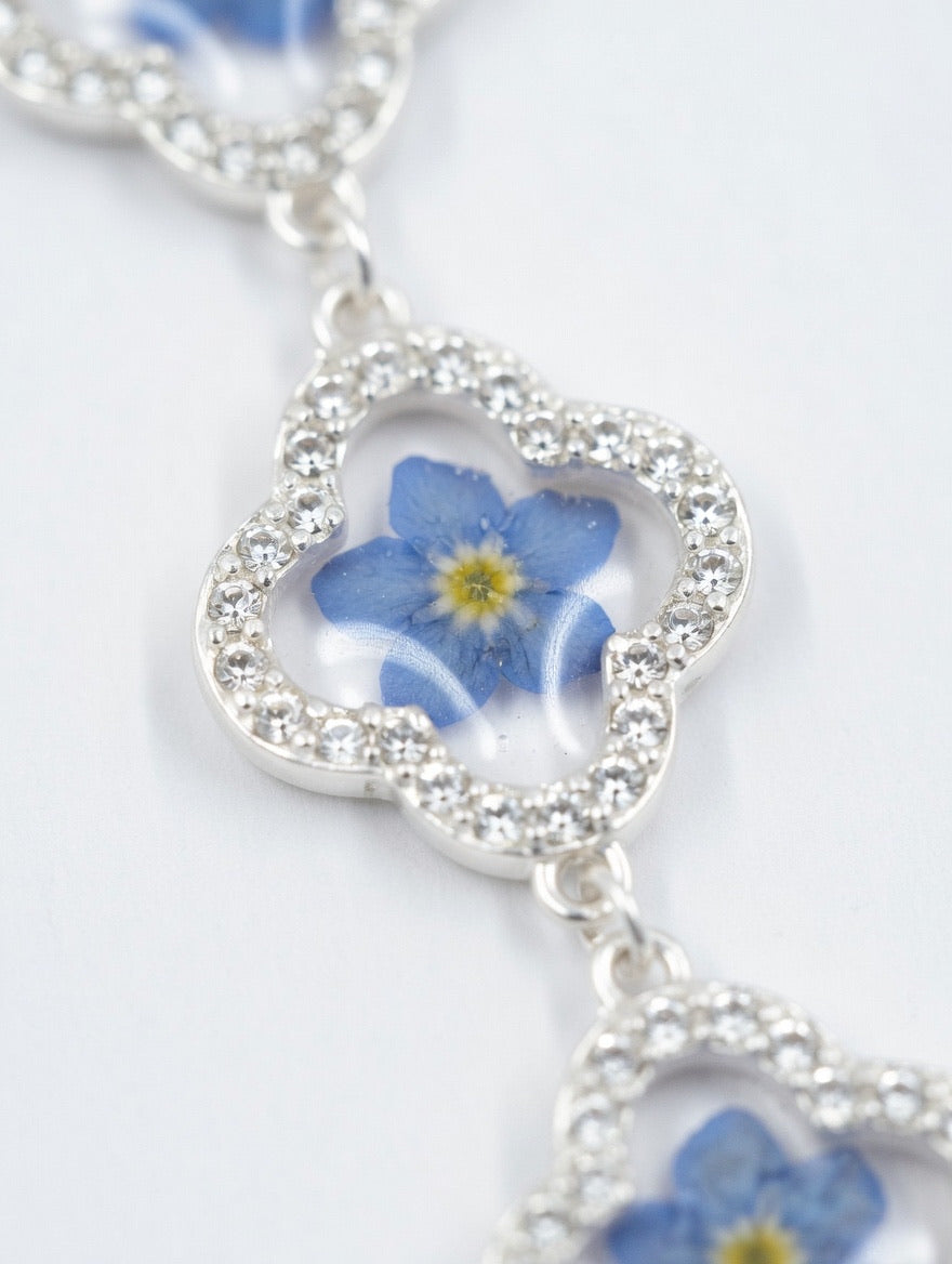 Håndlaget blomsterarmbånd