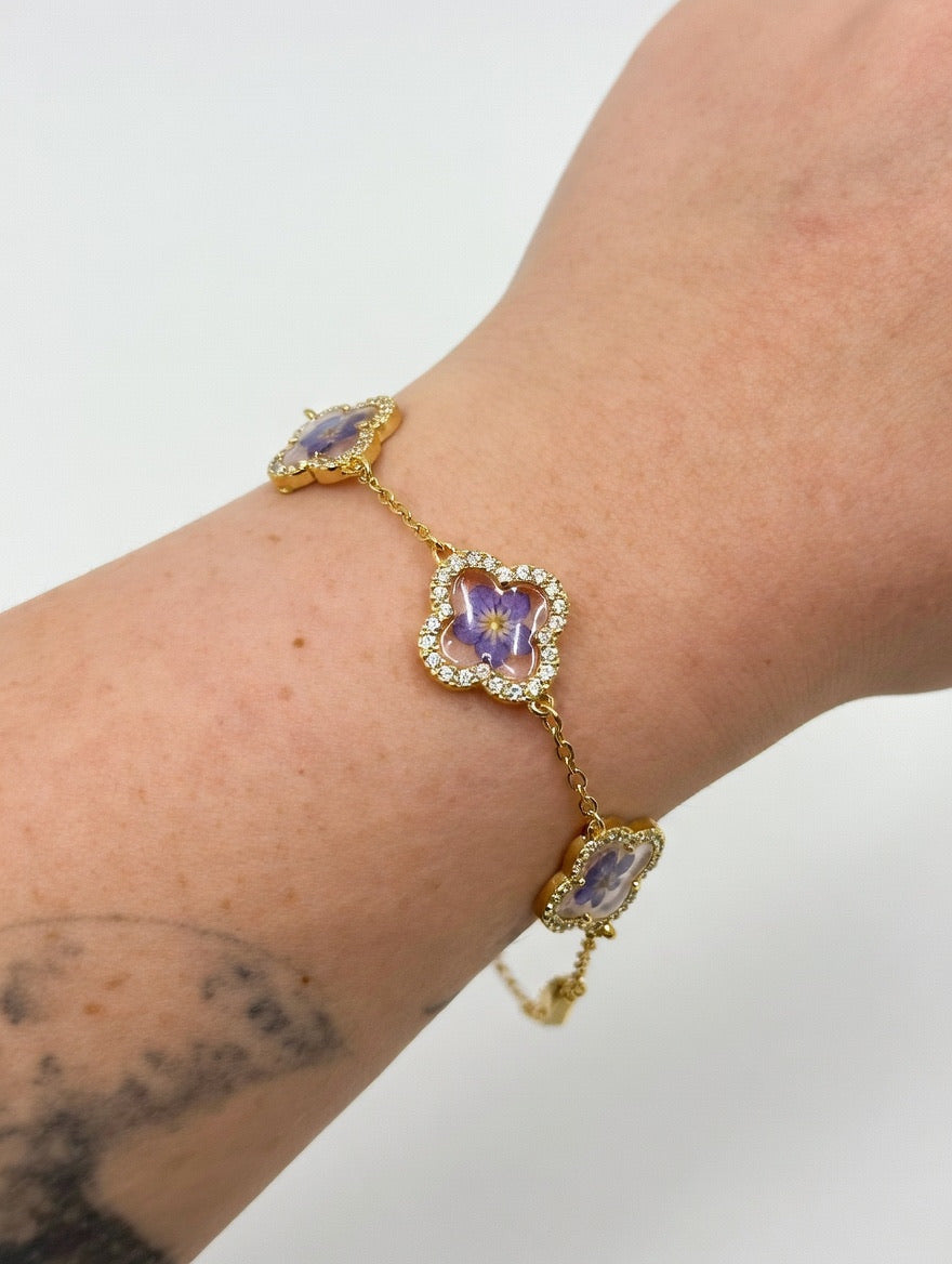 Håndlaget blomsterarmbånd