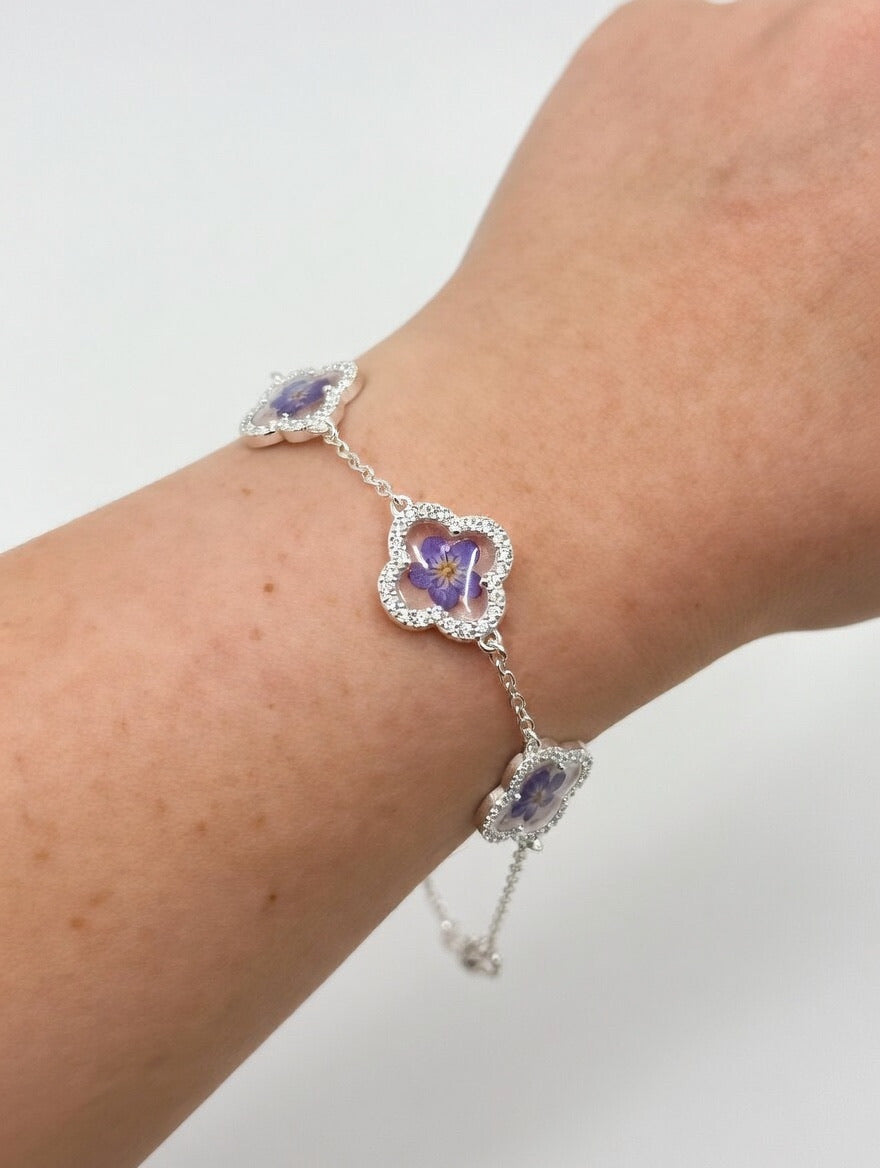 Håndlaget blomsterarmbånd