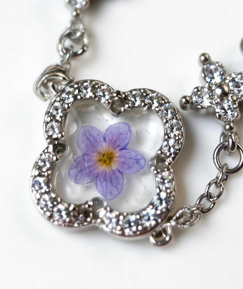 Håndlaget blomsterarmbånd