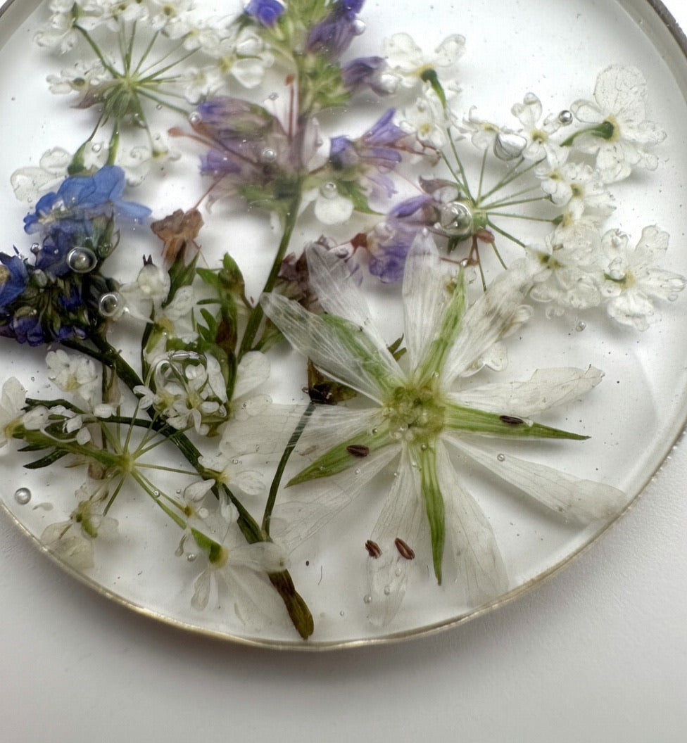 Håndlagde blomsterøreringer