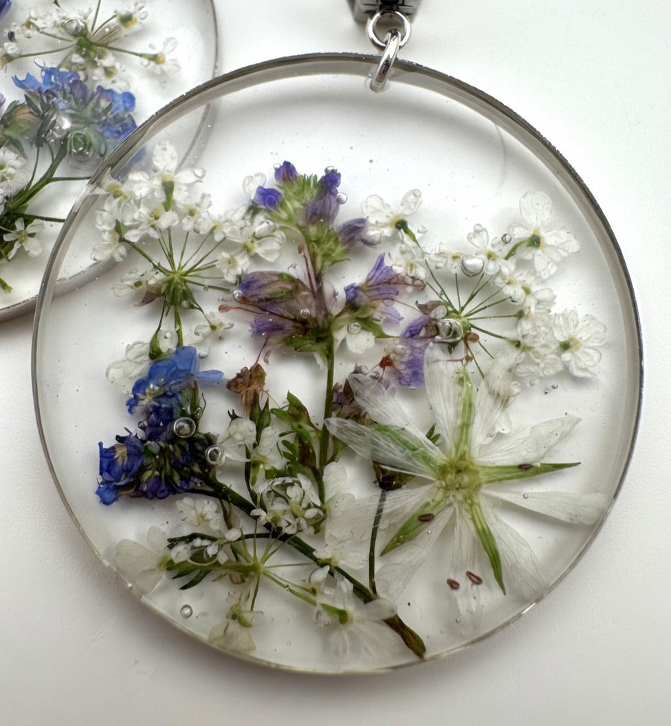 Håndlagde blomsterøreringer