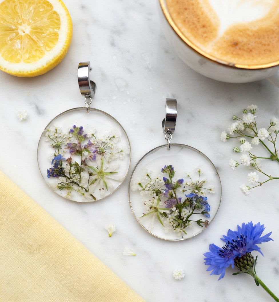 Håndlagde blomsterøreringer