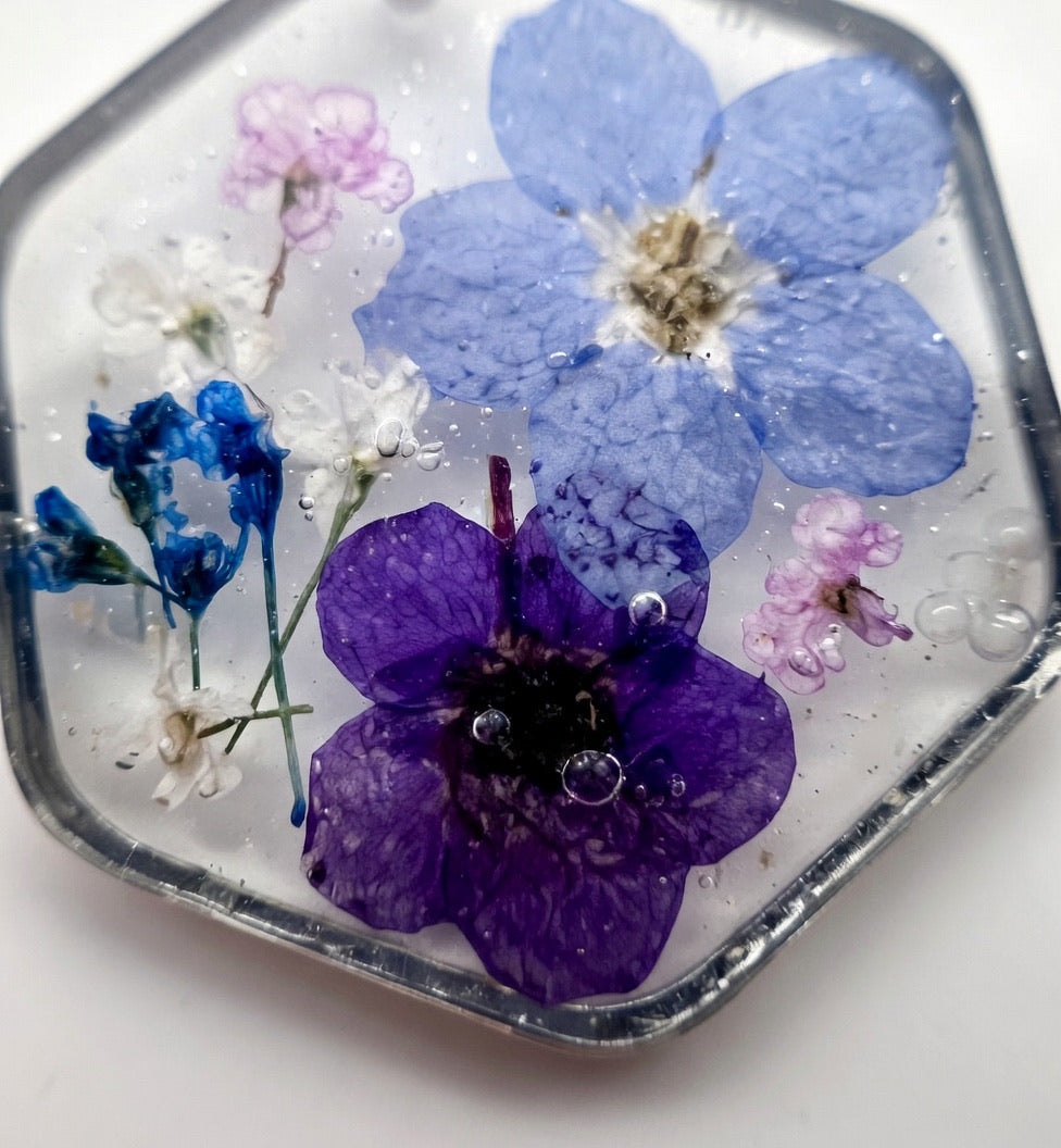 Håndlagde blomsterøreringer