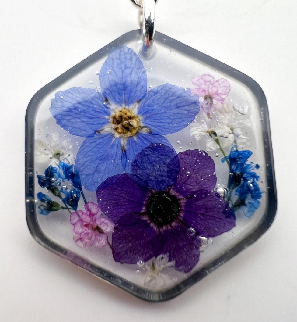 Håndlagde blomsterøreringer