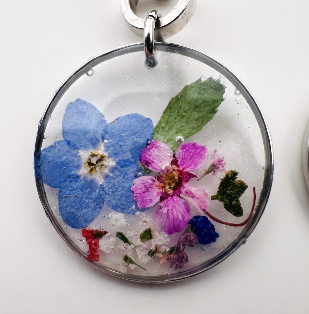 Håndlagde blomsterøreringer