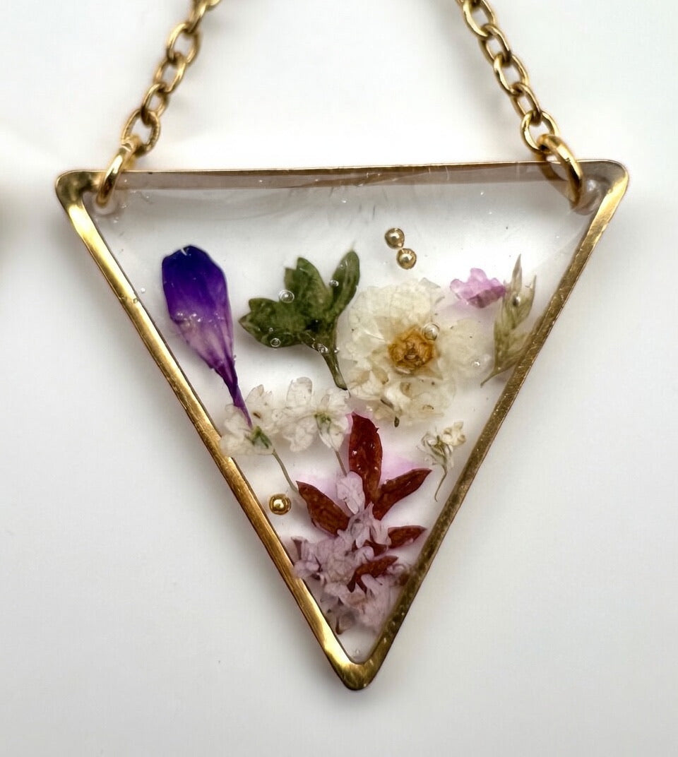 Håndlagde blomsterøreringer