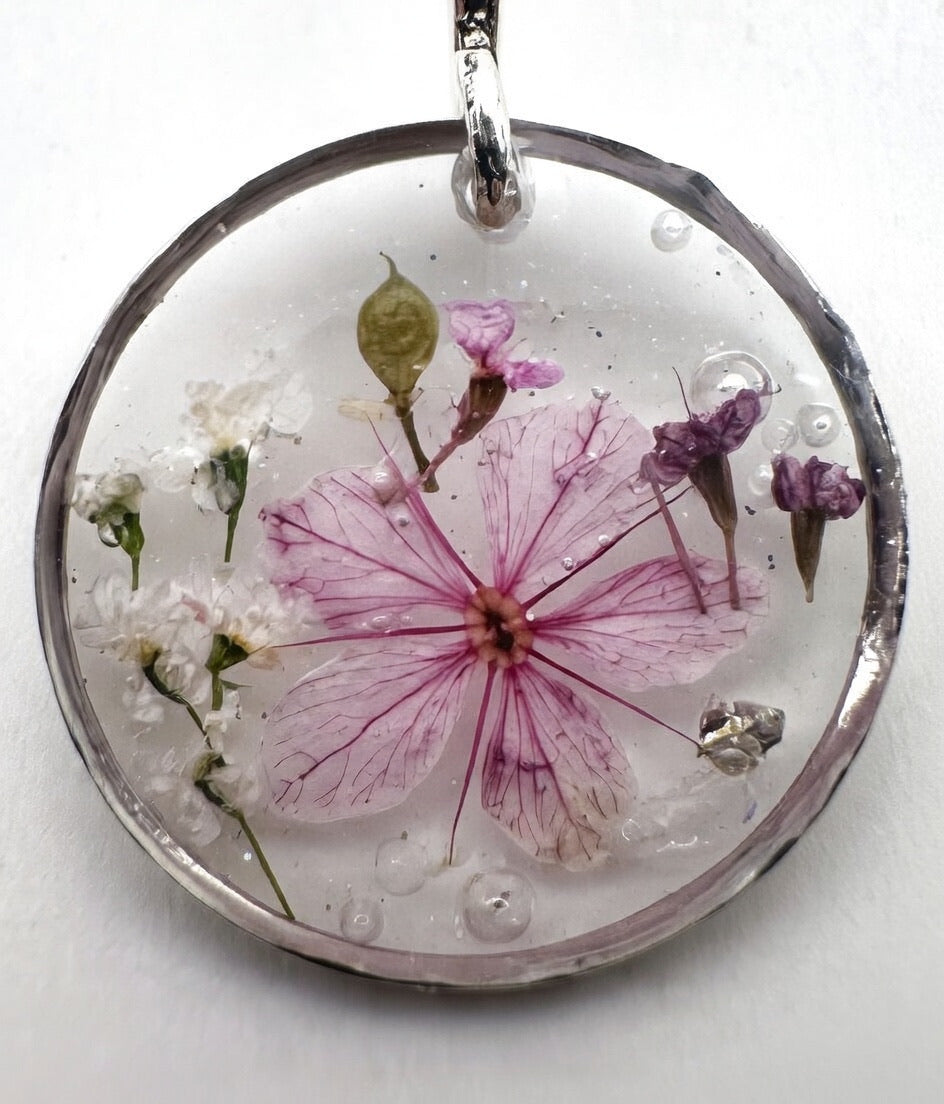 Håndlagde blomsterøreringer