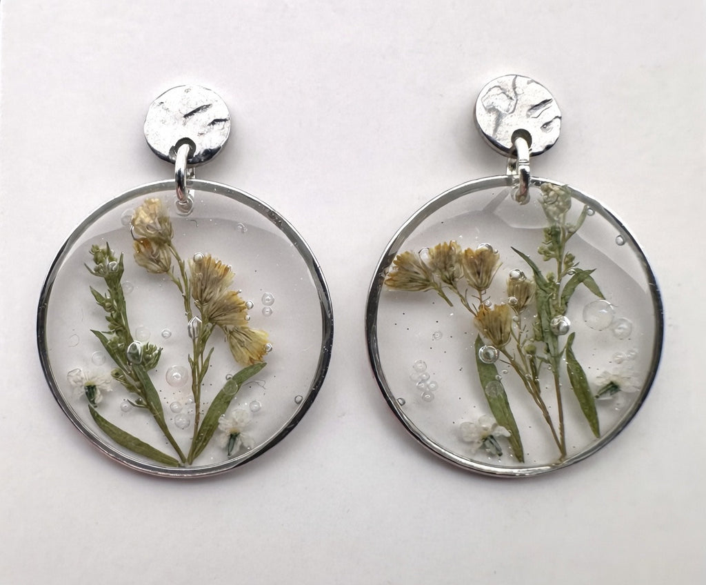 Håndlagde blomsterøreringer