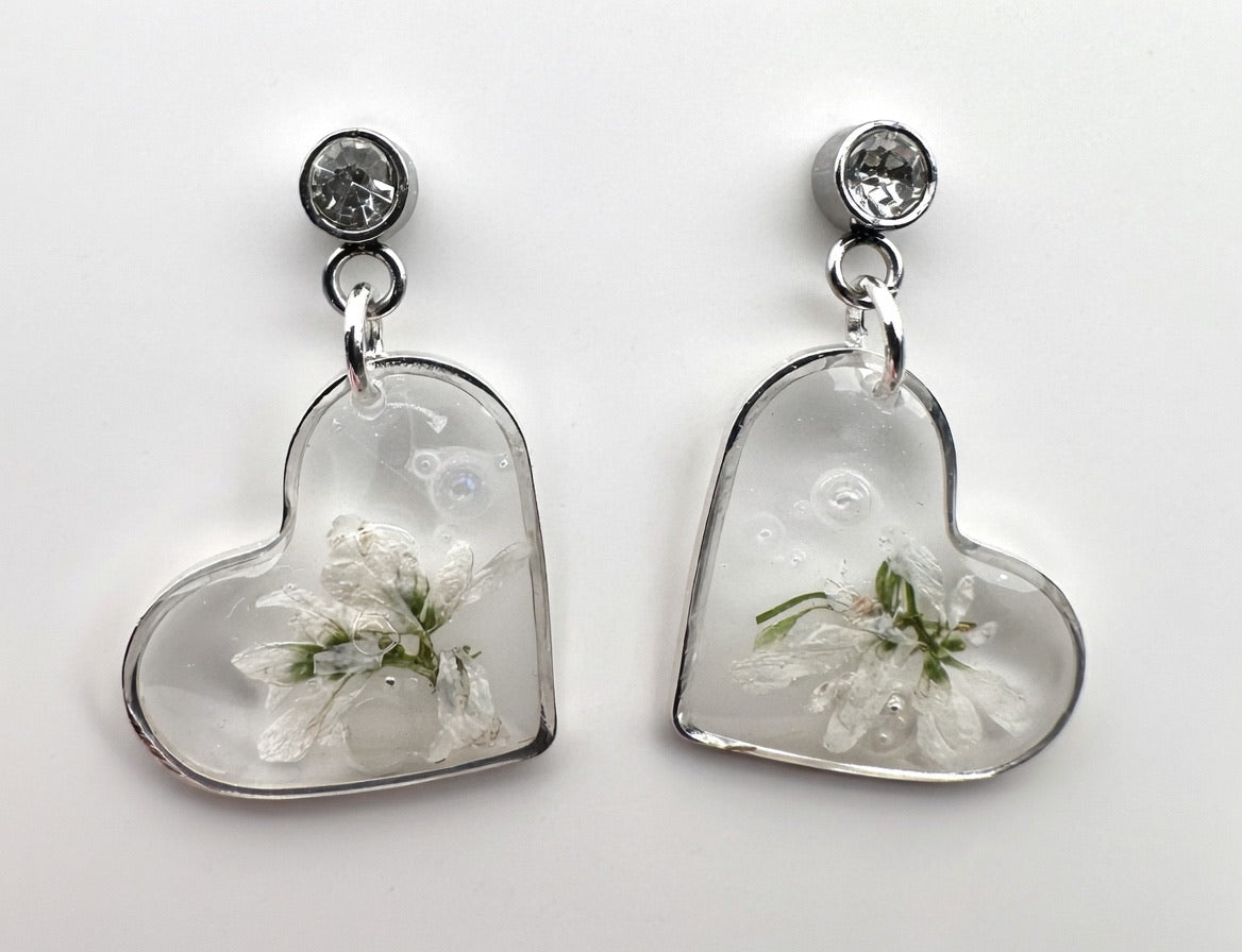 Håndlagde blomsterøreringer