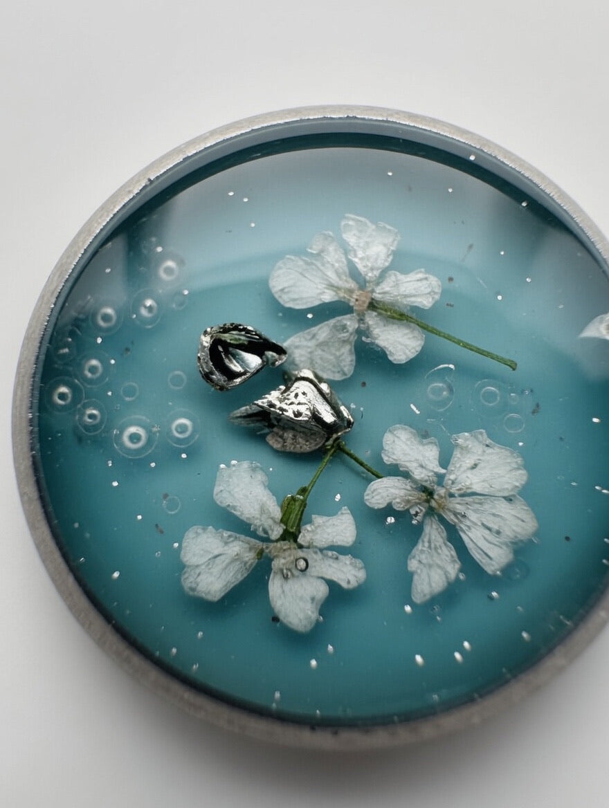 Håndlagde blomsterøreringer