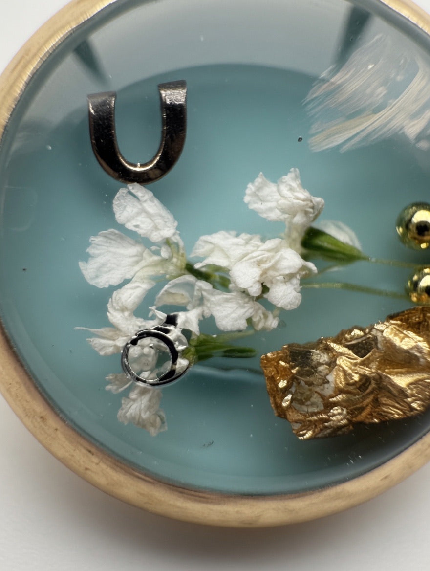 Håndlagde blomsterøreringer