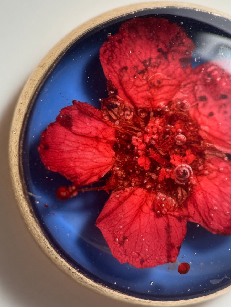 Håndlagde blomsterøreringer