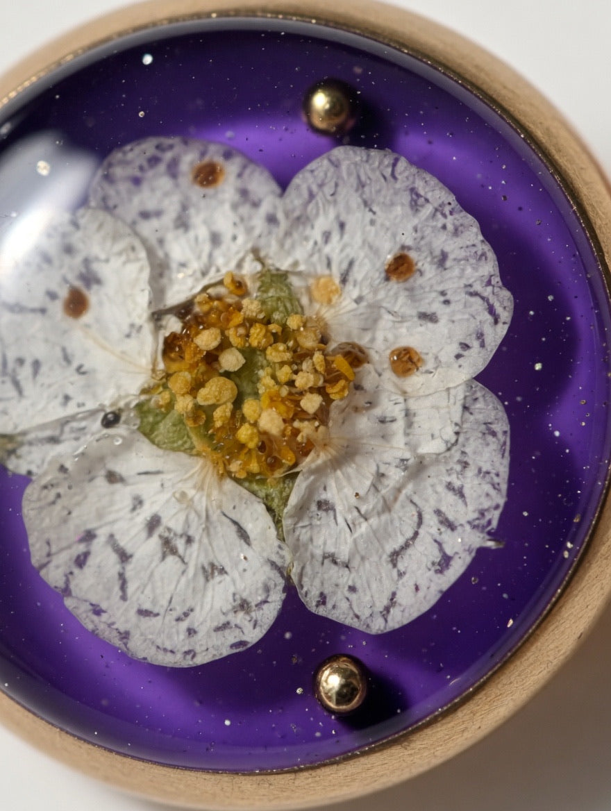 Håndlagde blomsterøreringer