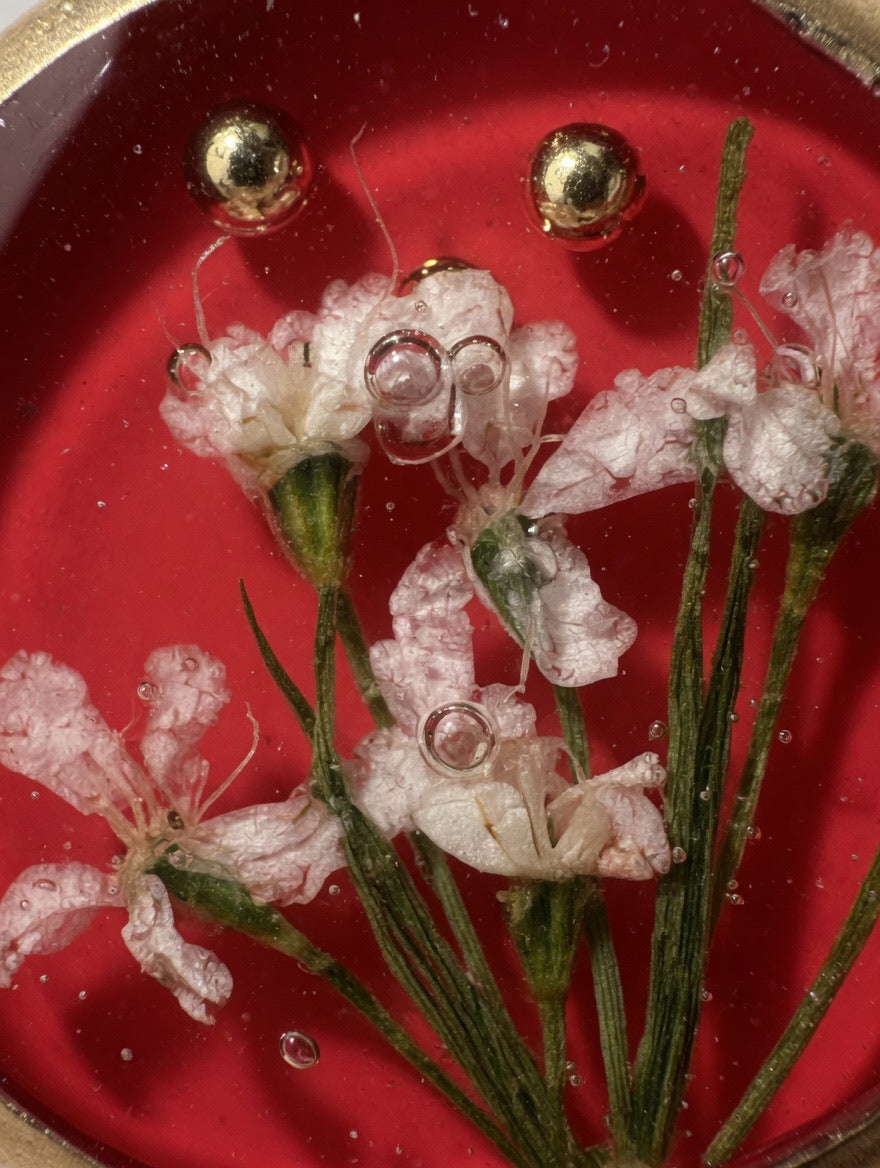 Håndlagde blomsterøreringer