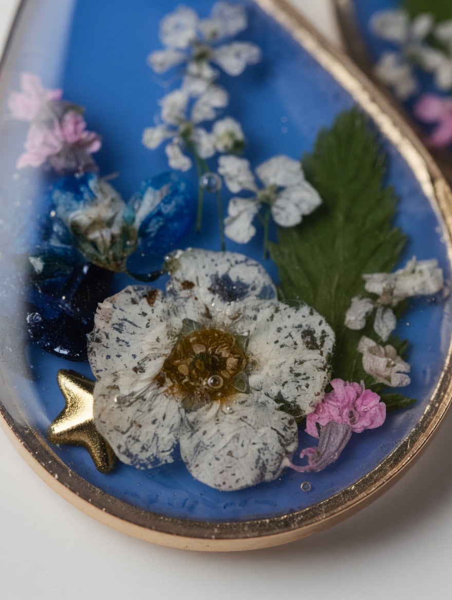 Håndlagde blomsterøreringer