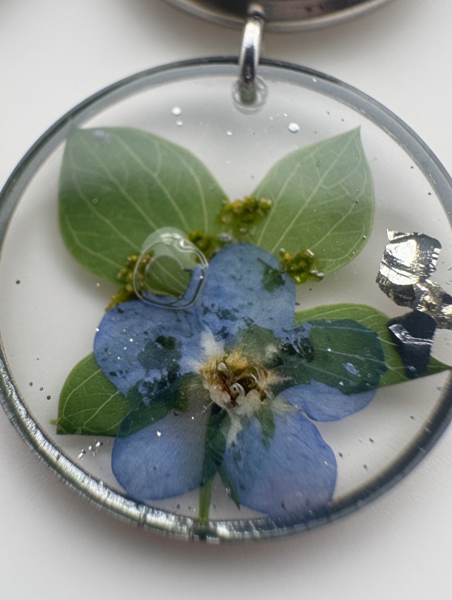 Håndlagde blomsterøreringer