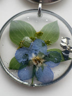 Håndlagde blomsterøreringer