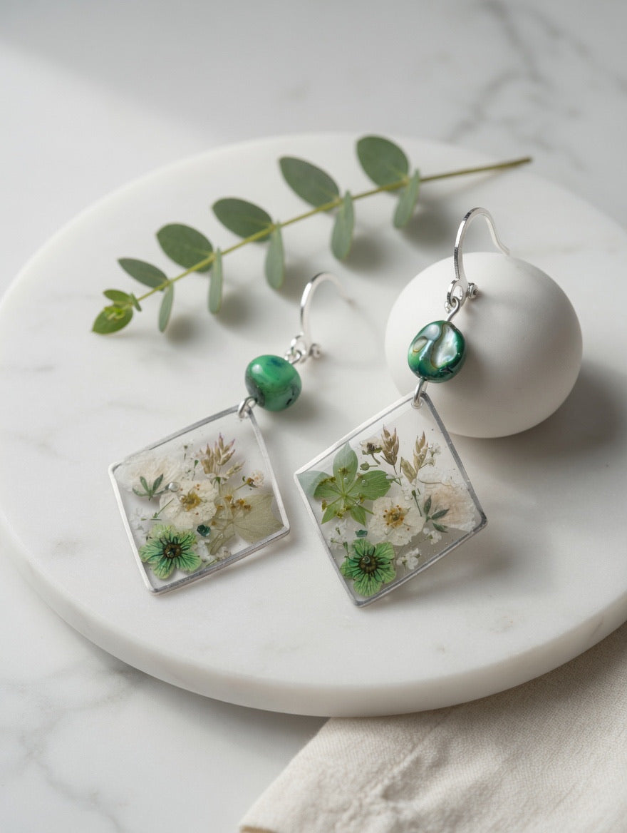 Håndlagde blomsterøreringer