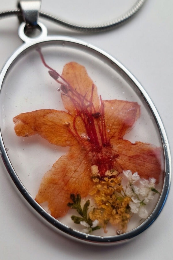Håndlaget blomsterkjede