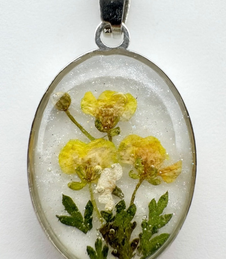 Håndlaget blomsterkjede