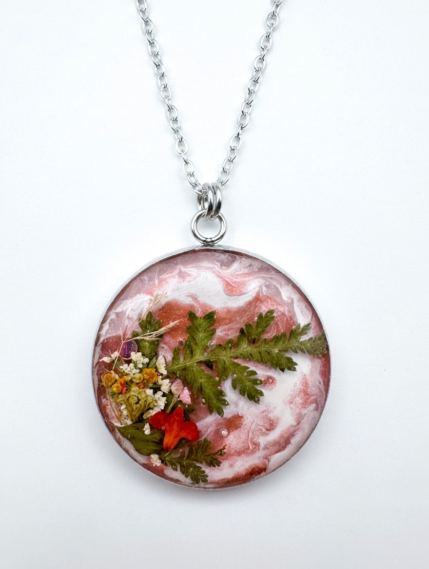 Håndlaget blomsterkjede