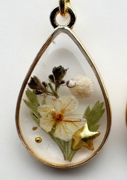 Håndlagde blomsterøreringer