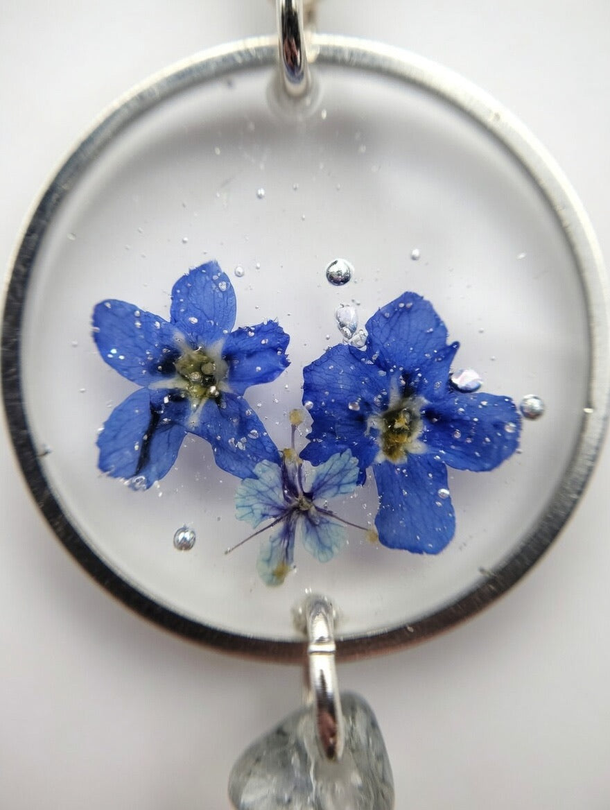 Håndlagde blomsterøreringer