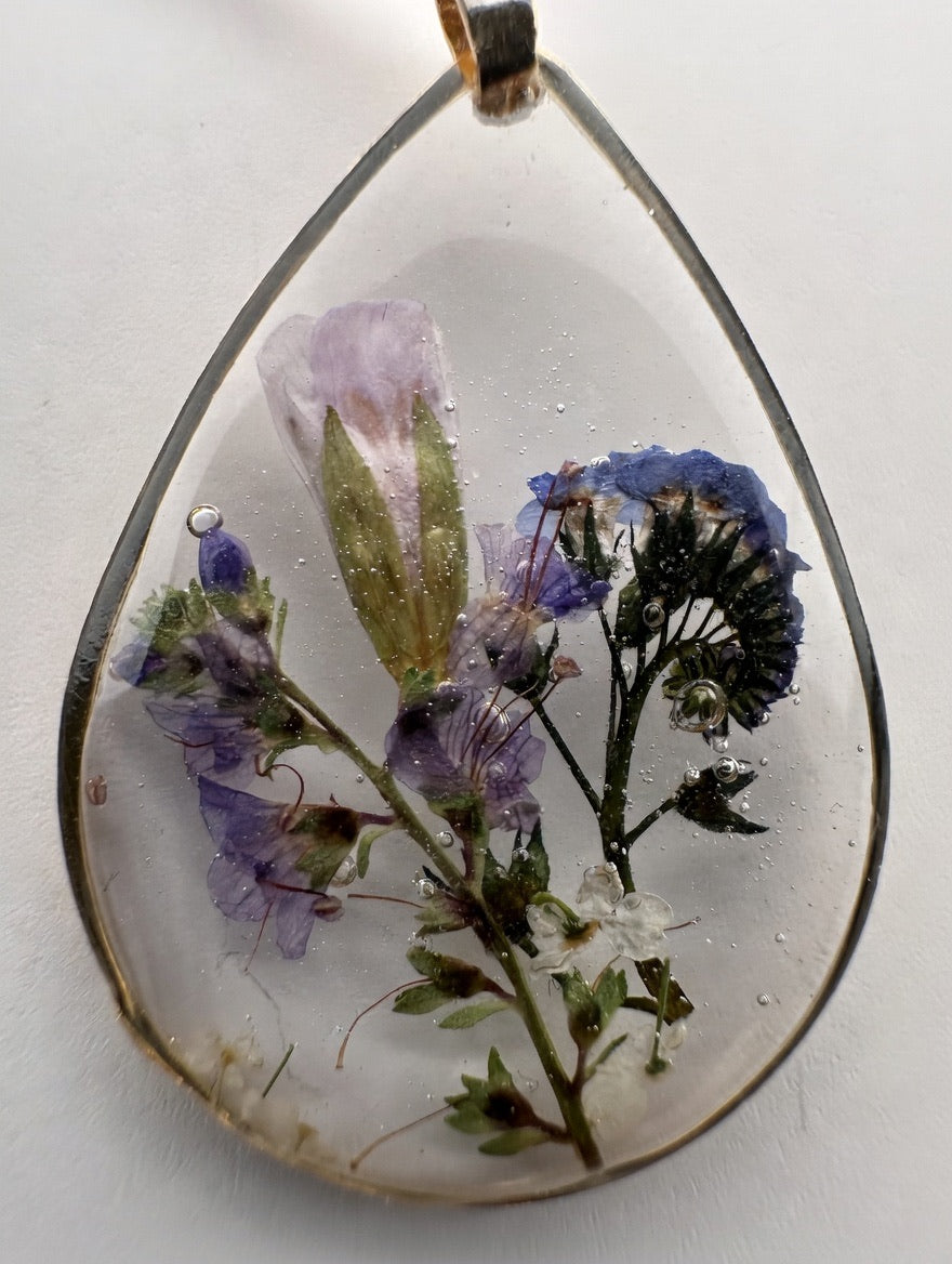 Håndlaget blomsterkjede