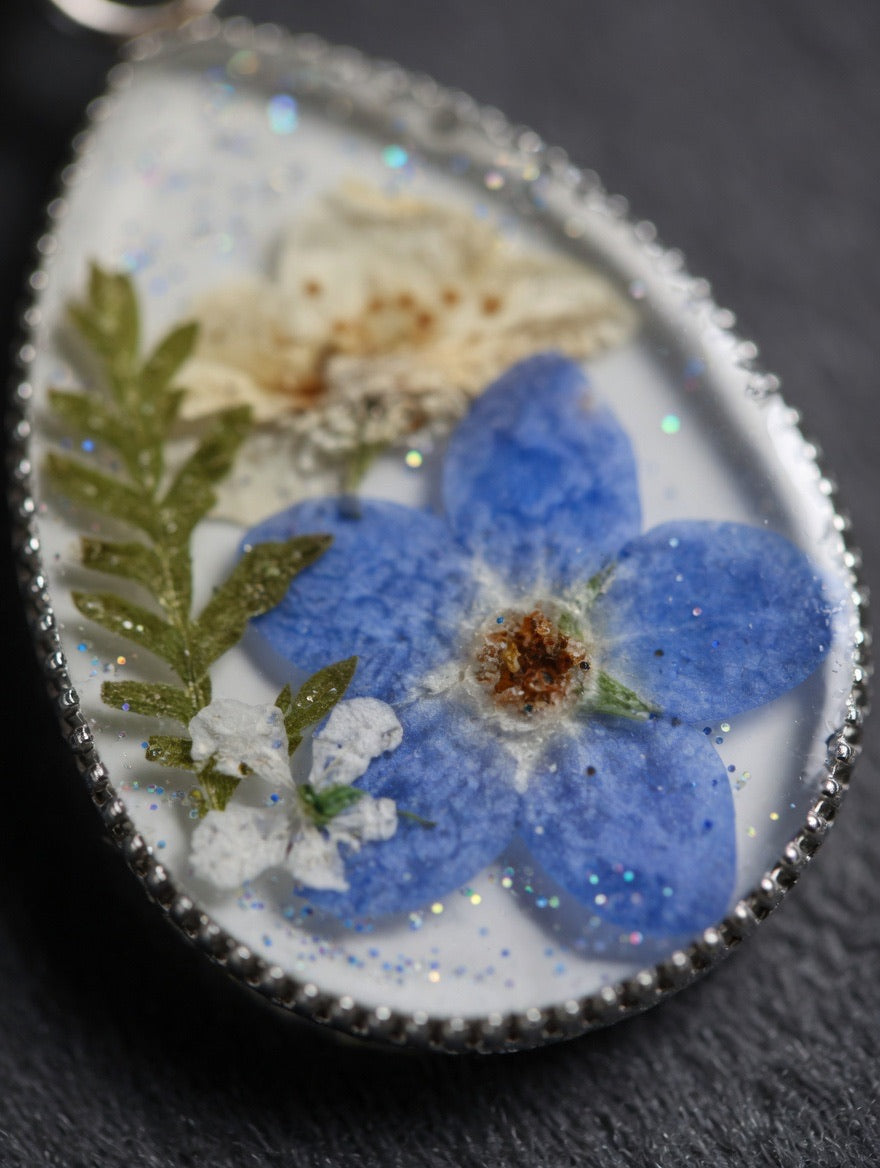 Halskjede med ekte forglemmegei-blomster