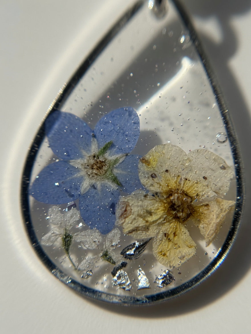 Øredobber med ekte tørkede blomster og natursteinsperle